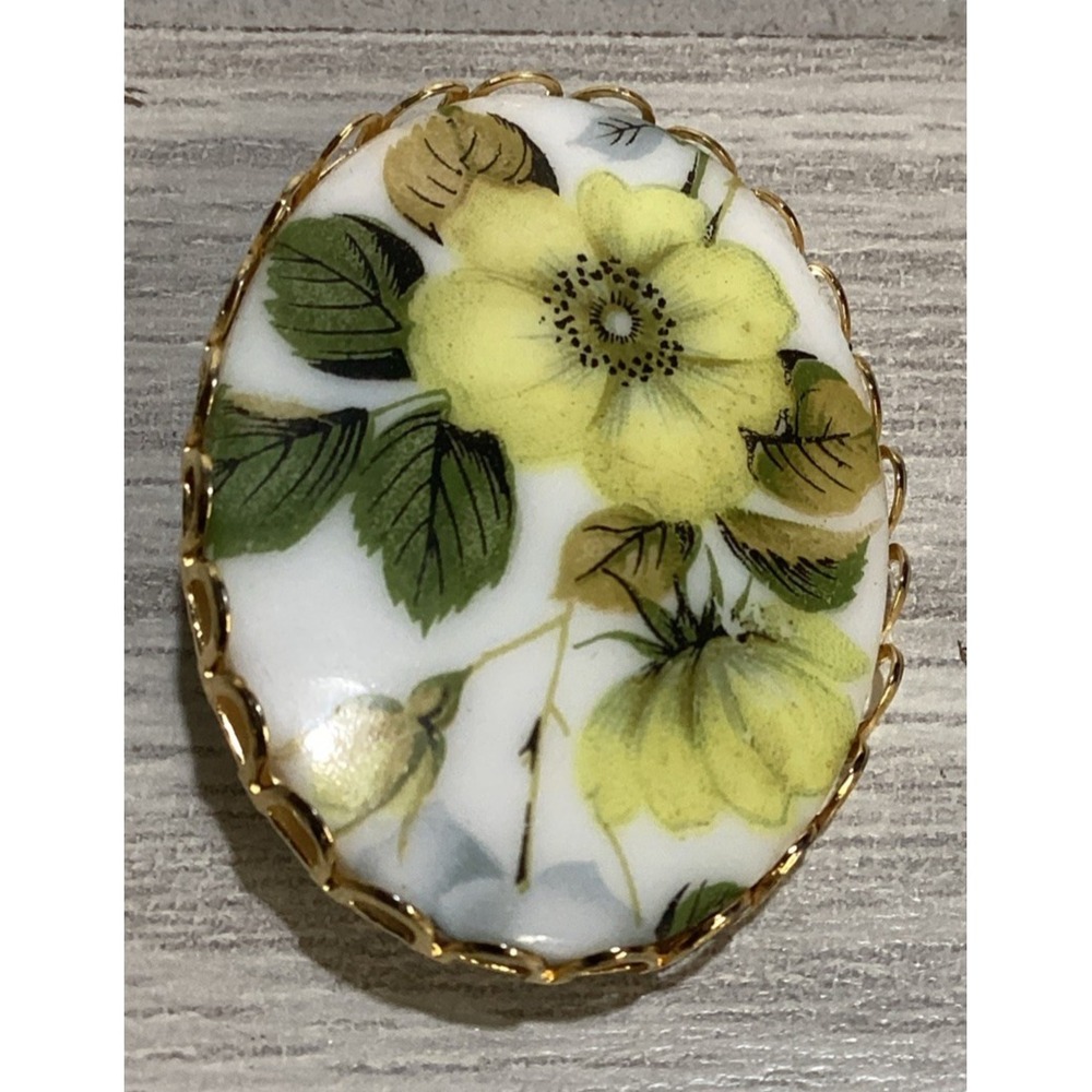 Goldtone Pin w/ Painted Flower Oval Textured Gold Sides Vintage